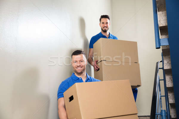 Foto stock: Dos · cartón · cajas · escalera · jóvenes