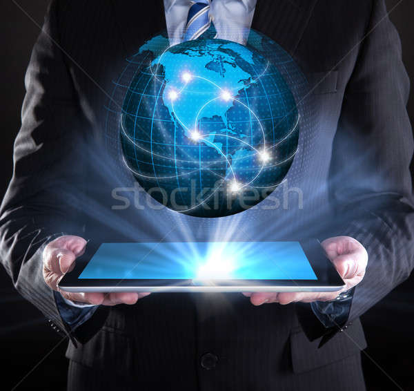 Geschäftsmann halten digitalen Tablet Welt Globalisierung Stock foto © AndreyPopov
