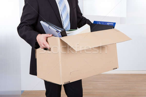 Om de afaceri în mişcare afara cutie de carton afaceri birou Imagine de stoc © AndreyPopov