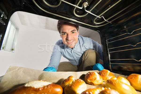 Foto stock: Homem · fora · pão · ver · dentro