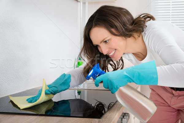 Mulher limpeza mulher jovem sorridente casa feliz Foto stock © AndreyPopov
