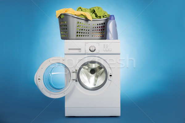 Panier à linge machine à laver plein sale vêtements bleu Photo stock © AndreyPopov