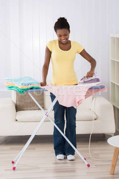 Foto stock: Feliz · mulher · roupa · ferro · conselho