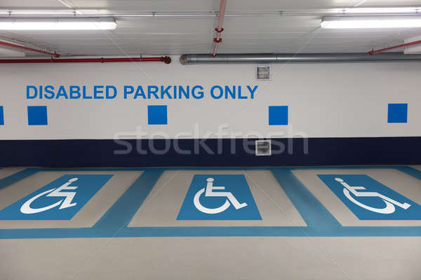 [[stock_photo]]: Handicapées · parking · signe · parking · mur · bleu