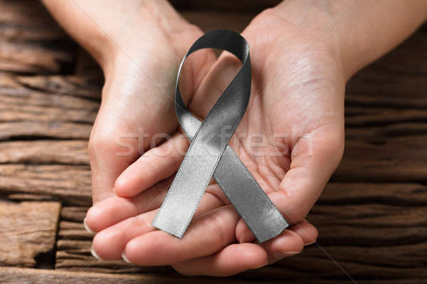Menselijke hand tonen grijs lint ondersteuning borstkanker Stockfoto © AndreyPopov