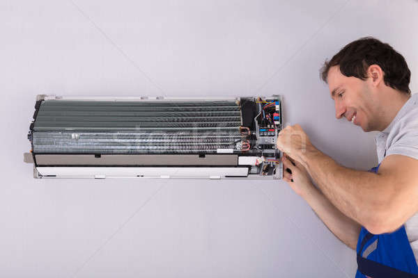 Technikus javít légkondicionáló férfi csavarhúzó férfi Stock fotó © AndreyPopov