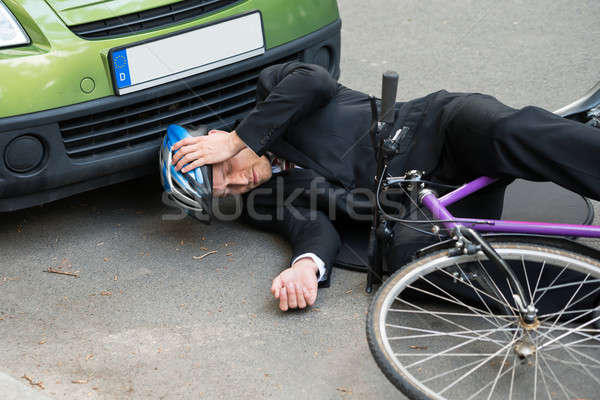 Mannelijke fietser auto ongeval weg bewusteloos Stockfoto © AndreyPopov