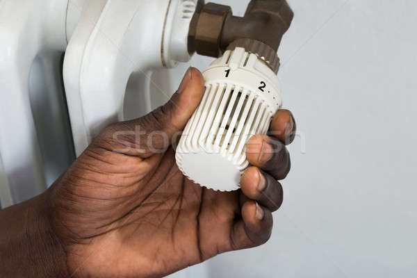 Osoby ręce termostat radiator zawór Zdjęcia stock © AndreyPopov