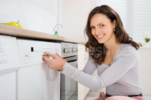 Foto stock: Mujer · apertura · lavavajillas · feliz · cocina · habitación