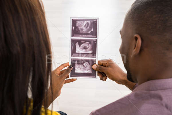 Enceinte couple regarder ultrasons scanner rapport Photo stock © AndreyPopov