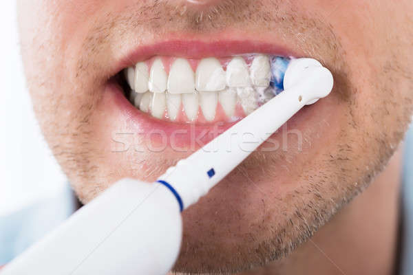 Foto stock: Homem · dentes · elétrico · escova · de · dentes · moço