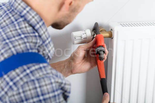 Mężczyzna hydraulik termostat klucz Zdjęcia stock © AndreyPopov