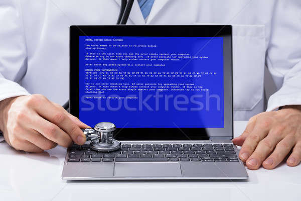Orvos megvizsgál laptop sztetoszkóp közelkép orvosok Stock fotó © AndreyPopov