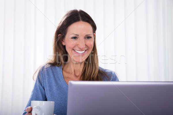 Foto stock: Feliz · mulher · olhando · laptop