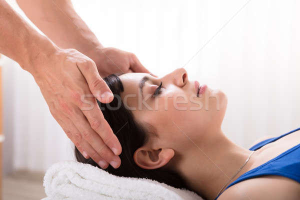 Terapeuta reiki guarigione trattamento donna Foto d'archivio © AndreyPopov