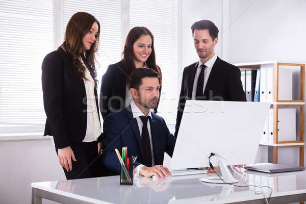 Mirando pantalla del ordenador grupo jóvenes lugar de trabajo Foto stock © AndreyPopov