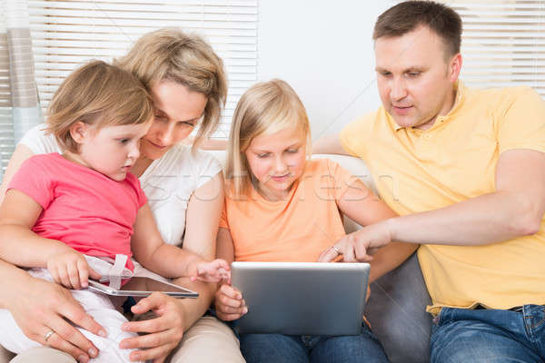 Jonge familie tablet samen home kinderen Stockfoto © AndreyPopov