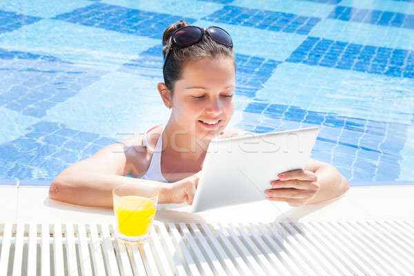 Stockfoto: Vrouw · digitale · tablet · zwembad · gelukkig · jonge · vrouw