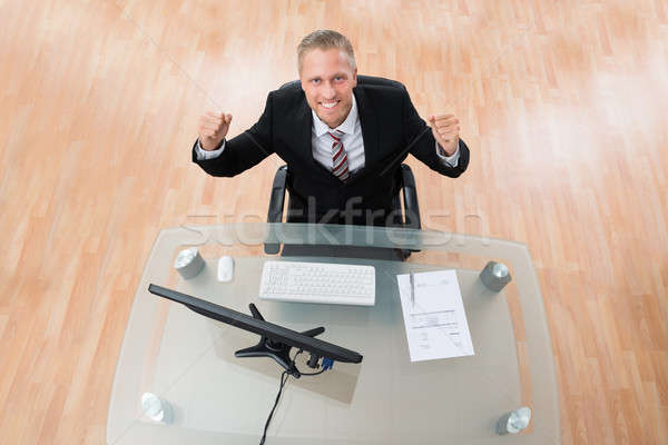 Stock foto: Glücklich · Geschäftsmann · Faust · jungen · Arbeitsplatz · Technologie