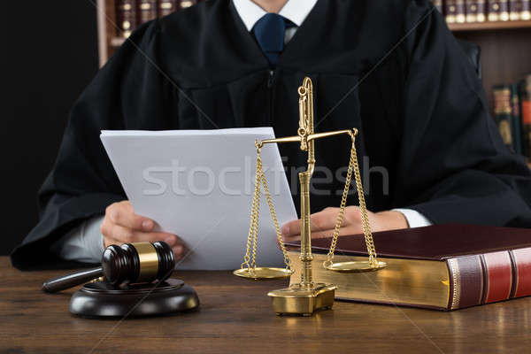 Foto stock: Juez · lectura · documentos · escritorio · mano