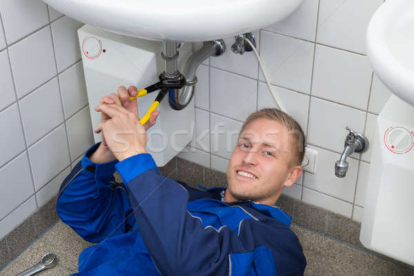 商业照片: 水管工人 · 下沉 · 厨房 · 年轻 ·男