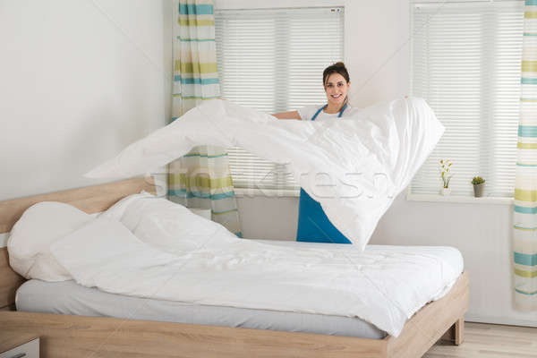 женщины экономка кровать счастливым молодые комнату Сток-фото © AndreyPopov