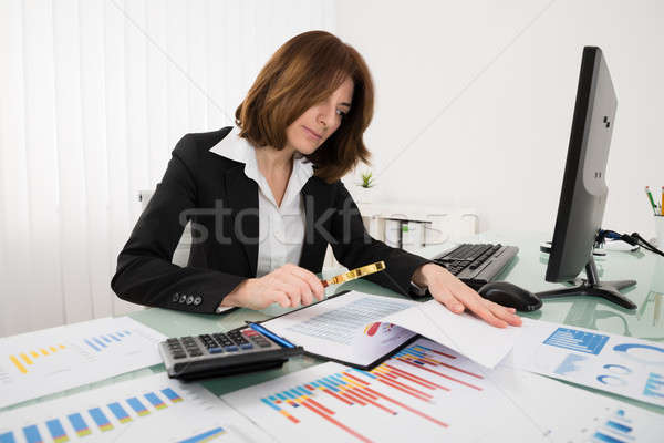 üzletasszony néz pénzügyi beszámoló nagyító nő iroda Stock fotó © AndreyPopov