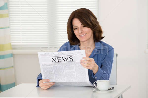 Сток-фото: женщину · чтение · газета · счастливым · домой