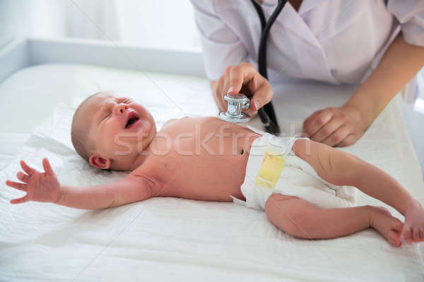 Médico escuchar latido del corazón femenino estetoscopio bebé Foto stock © AndreyPopov