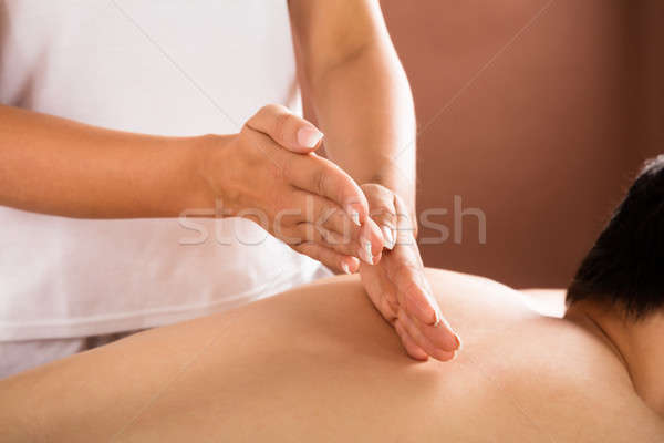 Człowiek powrót masażu terapeuta spa Zdjęcia stock © AndreyPopov