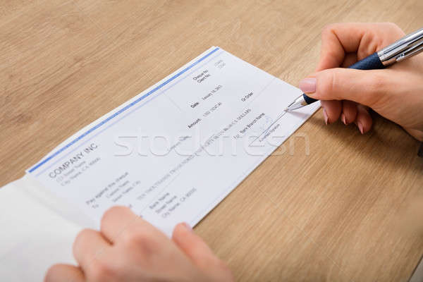 Persoon hand ondertekening cheque houten Stockfoto © AndreyPopov