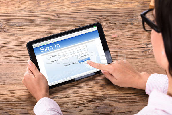 üzletasszony bejelentkezés digitális tabletta megérint gomb Stock fotó © AndreyPopov