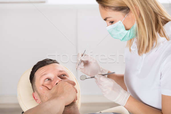 Tânăr speriat dentist clinică birou Imagine de stoc © AndreyPopov