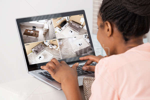 Foto stock: Africano · mulher · olhando · laptop · vídeo