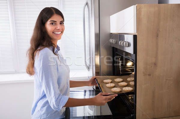 Vrouw cookies magnetronoven oven portret Stockfoto © AndreyPopov