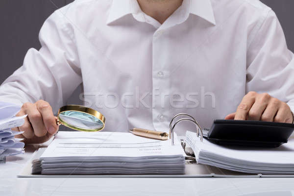 Zakenman onderzoeken factuur vergrootglas bureau man Stockfoto © AndreyPopov