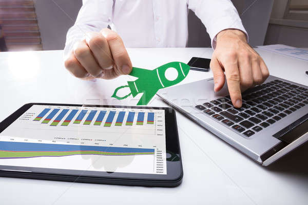 Biznesmen zielone papieru rakietowe za pomocą laptopa Zdjęcia stock © AndreyPopov