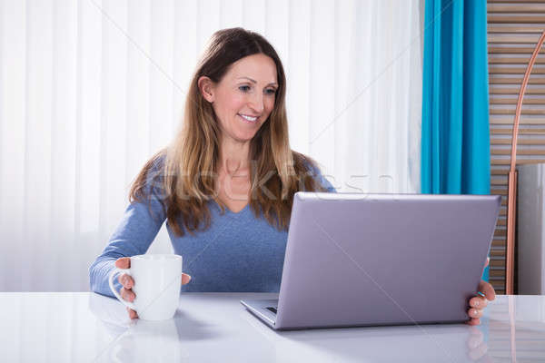 Foto stock: Feliz · mulher · olhando · laptop
