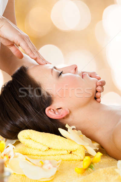 Zdjęcia stock: Kobieta · głowie · masażu · widok · z · boku · młoda · kobieta