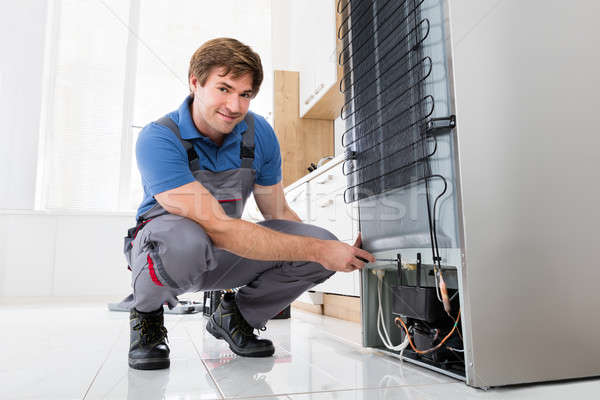 De trabajo nevera destornillador jóvenes masculina casa Foto stock © AndreyPopov