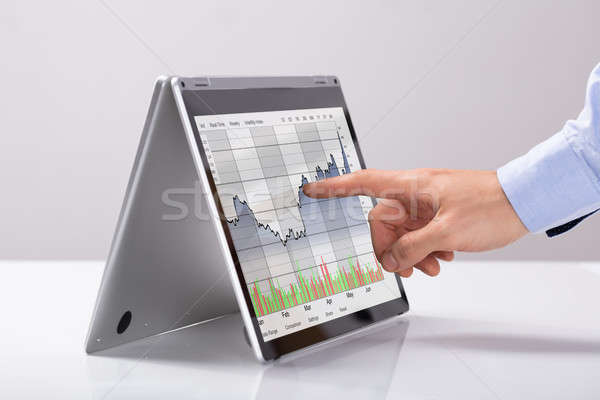 Stock fotó: üzletember · dolgozik · stock · diagram · hibrid · laptop