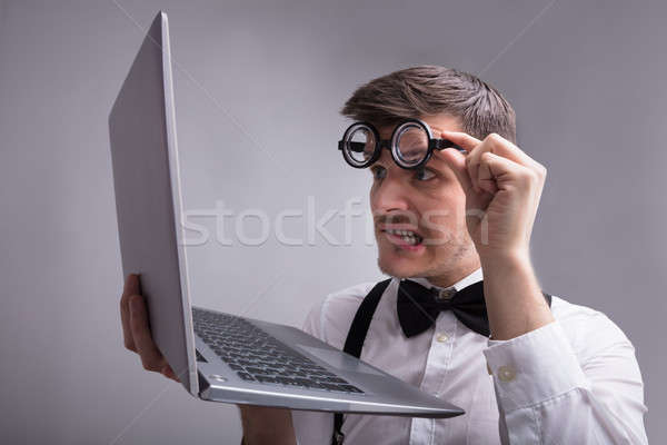 Weird Mann schauen Laptop grau Business Stock foto © AndreyPopov