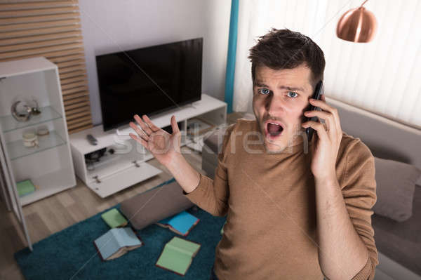 Człowiek mówić telefonu skradziony rzeczy zmartwiony Zdjęcia stock © AndreyPopov