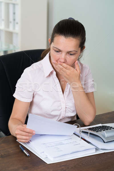 Conmocionado mujer de negocios factura jóvenes oficina negocios Foto stock © AndreyPopov