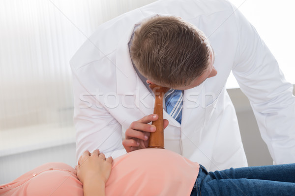 Médico escuchar ritmo cardíaco feto jóvenes estetoscopio Foto stock © AndreyPopov