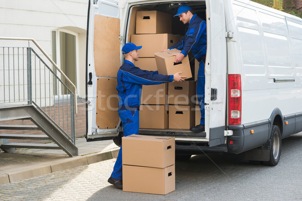 [[stock_photo]]: Livraison · hommes · cases · camion · jeunes · carton