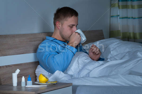 [[stock_photo]]: Homme · séance · lit · tasse · café