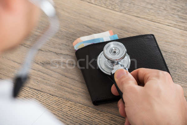 Orvos kéz megvizsgál pénztárca sztetoszkóp közelkép Stock fotó © AndreyPopov