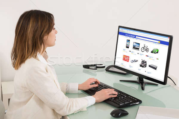 Zakenvrouw winkelen online computer desktop Stockfoto © AndreyPopov