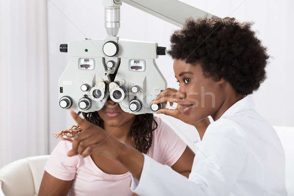 Optometrist zicht testen patiënt vrouwelijke afrikaanse Stockfoto © AndreyPopov